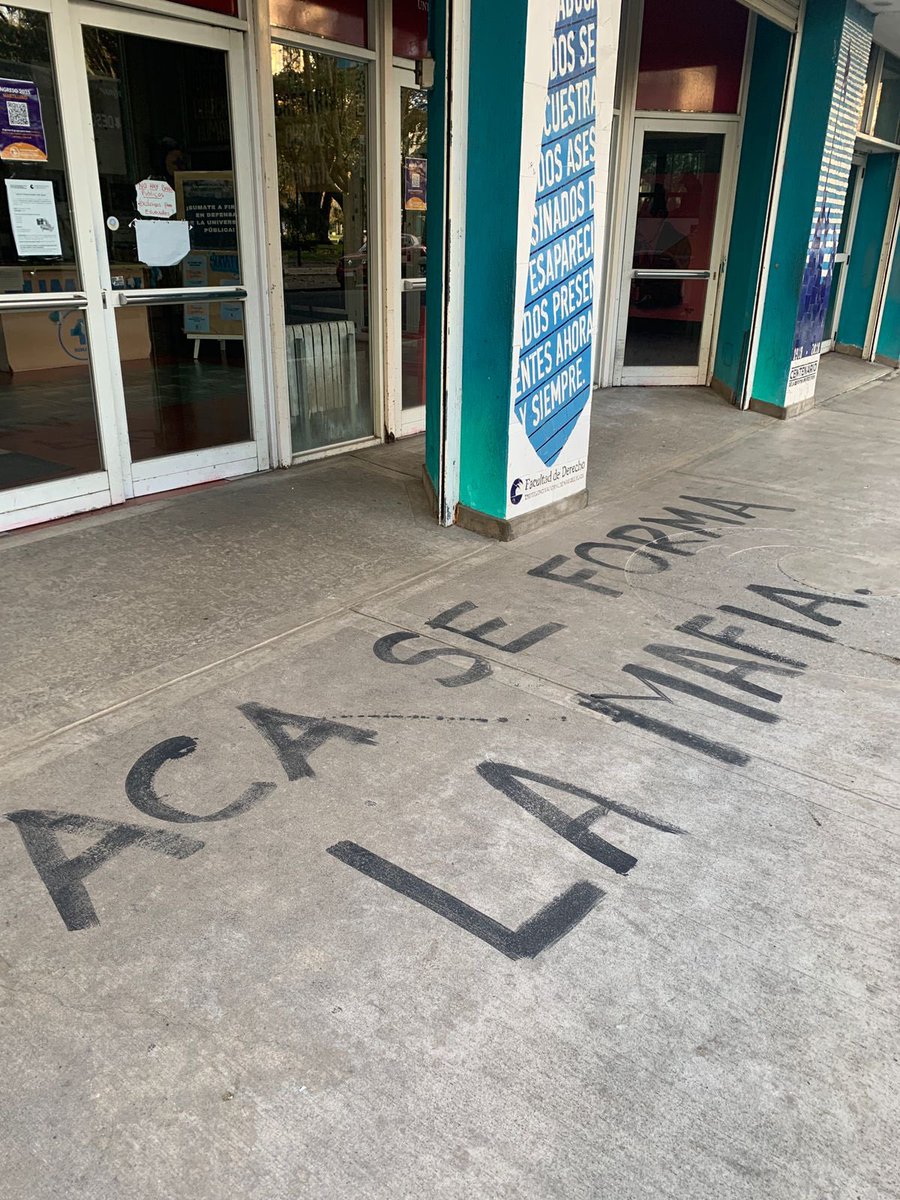 Para la Dictadura en la Universidad Pública se formaba “a la subversión marxista”. 
Algunos trasnochados consideran que hoy, en la Universidad Pública, se forma “a la mafia”.
La mejor defensa de la Universidad Pública, gratuita y cogobernada es el ataque de quienes son sus