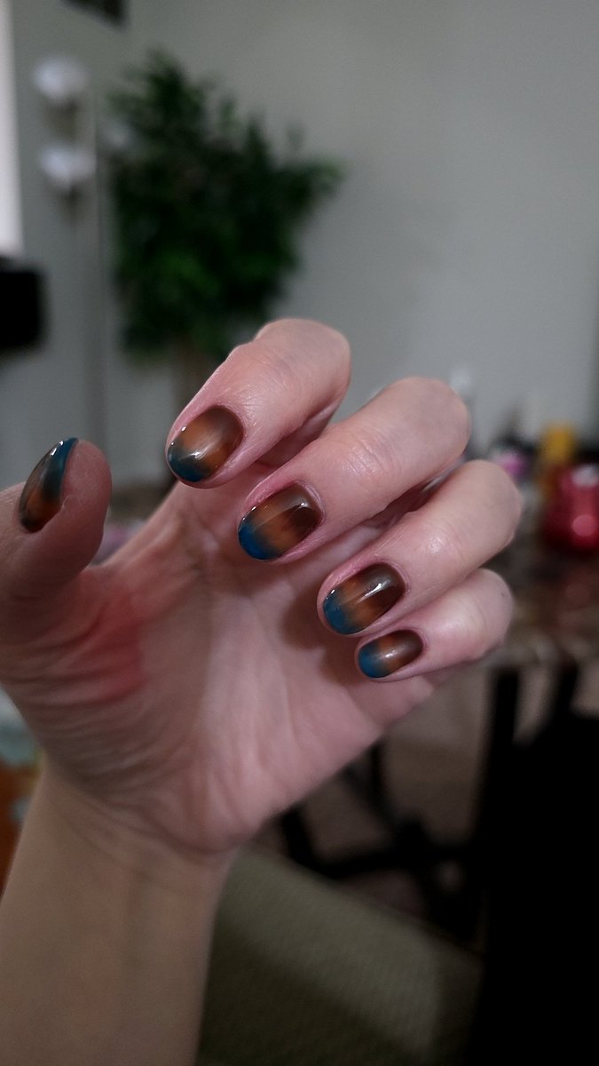 旅行に向けてセドナをイメージしたネイルにしたけど結局行かなかったのでここで供養させてくださいwww
夫婦共にあまり乗り気ではなかったのと全額返金されたのでノーダメージ