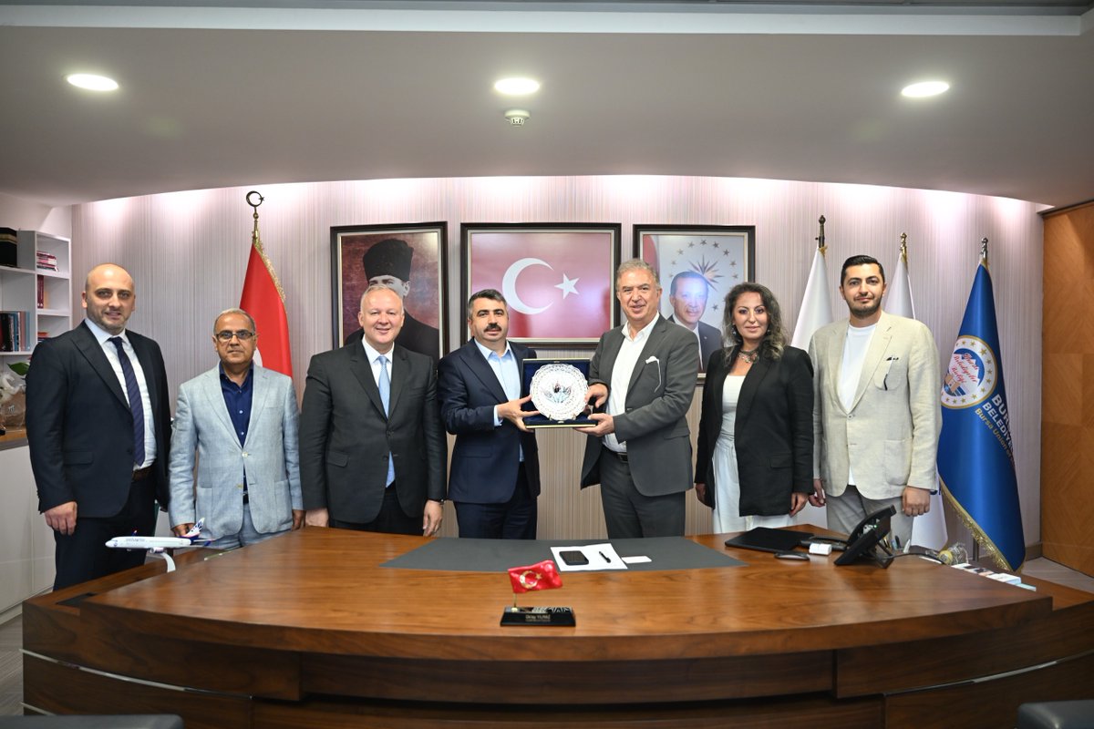 BursaTSO's tweet photo. 🔵 Yönetim Kurulu Üyemiz Erol Kılıç, Turizm Konseyi Başkanımız Hasan Eker, Turizm ve Seyahat Acentelerini temsil eden 4️⃣2️⃣. Meslek Komitesi Meclis Üyelerimiz Mehmet Emin Sağer ve Gülşen Erice, Komite Üyelerimiz Musa Sami Kafaoğlu ve Ali Taşpınar, Yıldırım Belediye Başkanı aynı zamanda Bursa Kültür Turizm ve Tanıtma Birliği Başkanı Oktay Yılmaz’ı ziyaret etti.

🔹 Görüşmede Tanıtma Birliği’nin kurumsal yapısının güçlendirilmesi, Yıldırım ilçesindeki turizm değerlerinin tanıtımı ve turizm altyapısının geliştirilmesine yönelik atılabilecek adımlar ele alındı.

@YildirimBld @oktayyilmaz16