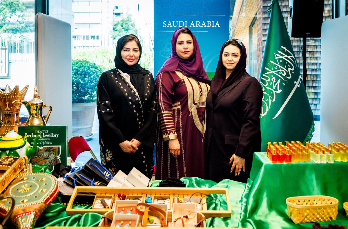 KSAPermanentGVA's tweet image. شاركت بعثة المملكة لدى @UNGeneva في البازار الخيري السنوي الذي تنظمه رابطة حرَم مندوبي الدول الآسيوية.
وعرفت البعثة بالثقافة السعودية من خلال استعراض المنتجات الحرفية اليدوية السعودية المميزة، والأطباق التي تُجسّد تنوّع وغنى المطبخ السعودي 🇸🇦