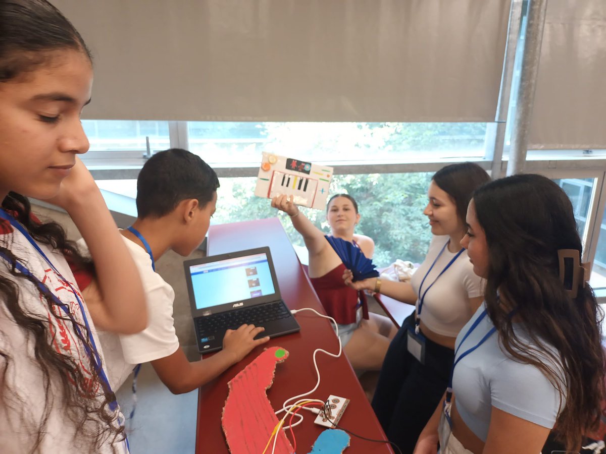 El pasado 4 de junio el alumnado de tercero ESO participó en el Congreso Final del Programa GD Patrimonio. 
Por nuestra parte se trabajó una dinamización del Museo Arqueológico de Cartagena a través del desarrollo de un videojuego. 

#iesmediterráneocartagena #gdpatrimonio2025