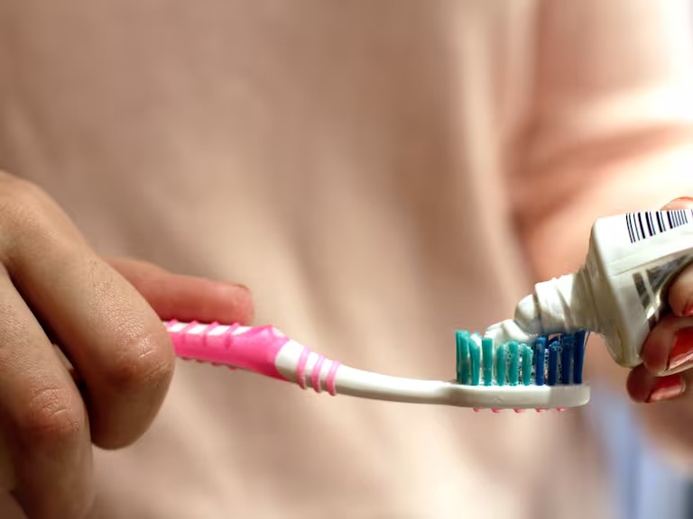 ▶️OJO CON TU PASTA DENTAL |⚠️

🆘Dinavisa emite comunicado sobre pastas dentales con fluoruro de estaño. 

🦷 Si experimentás dolor, úlceras o ardor en boca/lengua, suspendé su uso y consultá a tu médico. 

¡Tu salud bucal es prioridad!