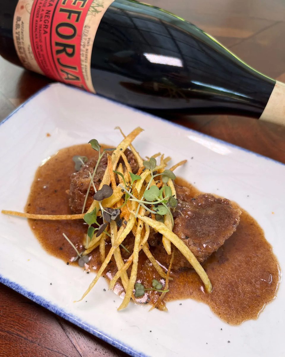 A @latabernadelancora el rotllet de vedella en panko farcit de formatge i pernil ibèric amb salsa espanyola 🍷😋. Demà #TastaSalou👏 
@saloufoodexperience
.
#gastronomia #vins #caves #wine #winelovers #salou #saloufood #saloufoodexperience #rutagastronomica #vicatalà