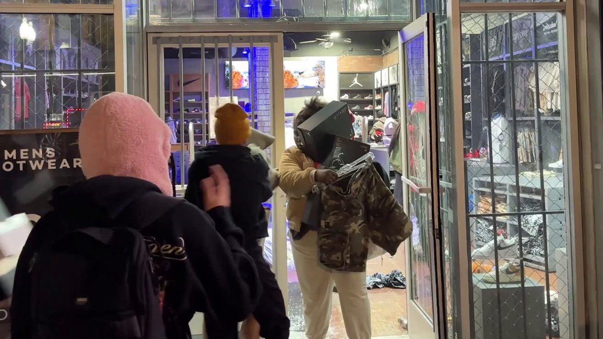 LOOTERS hit Oakland business after peaceful protest over ICE arrests, busting into and ripping off Shiehk Shoes store on International Blvd. @Oaklandpoa chiming in this morning, calling on city council and new Mayor Barbara Lee to hire more officers. <a href="/kron4news/">KRON4 News</a> for the latest.