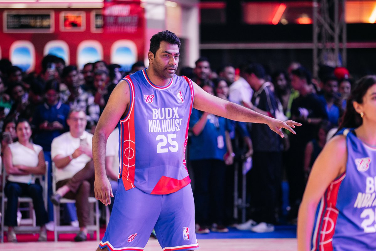 NBAIndia's tweet image. Honoured to have the President of @BFI_basketball, @AadhavArjuna, starring at the #BUDXNBAHouse 3v3 Celebrity Game! 🏀✨

#NBAHouse #NBAIndia #Budweiser #BudweiserIndia #BudX #YoursToTake #DistrictbyZomato #Lifeinyourdistrict | @BudweiserIndia @lifeindistrict @emirates