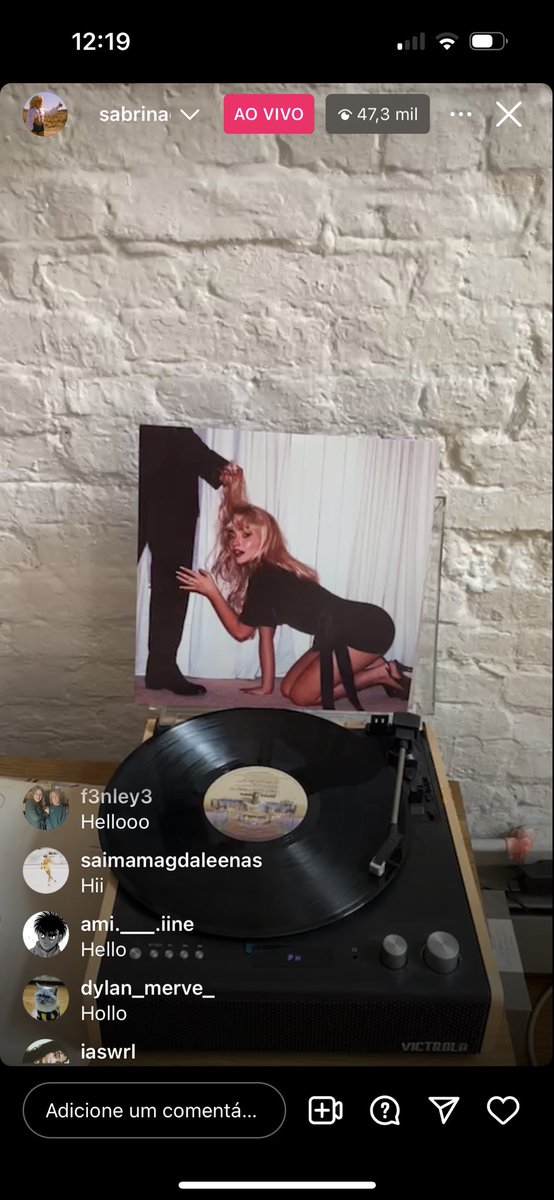 🚨 Sabrina Carpenter mostrou um novo vinil em uma live do Instagram!!!