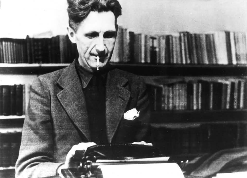«Winston, come fa un uomo a esercitare il potere su un altro uomo?»
Winston rifletté.
«Facendolo soffrire» rispose.
«Bravo, facendolo soffrire. Non è sufficiente che ci obbedisca. Se non soffre, come facciamo a essere certi che non obbedisca alla nostra volontà ma alla sua.