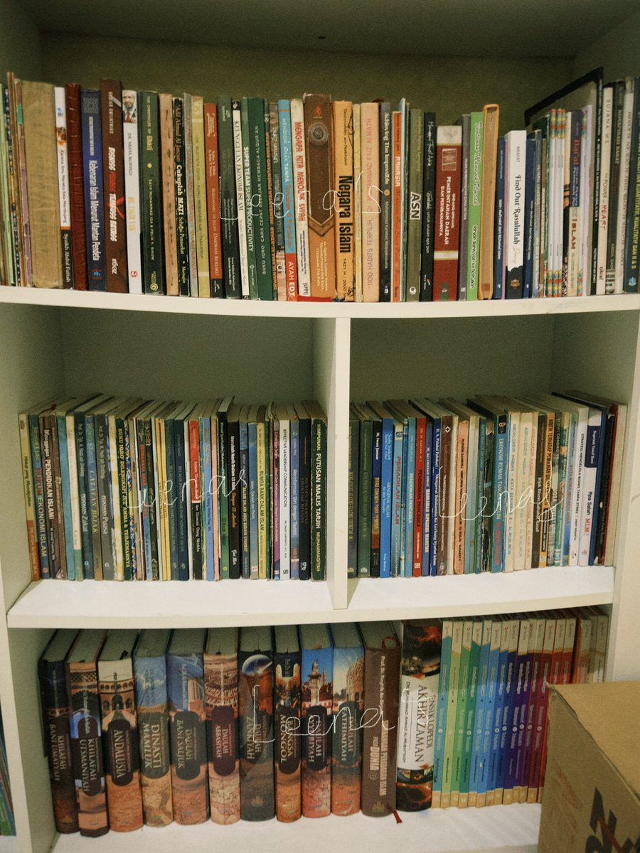 ~𝔏𝔢𝔢𝔫𝔞’𝔰 𝔟𝔬𝔬𝔨 𝔰𝔥𝔢𝔩𝔣~
-Rabu, 11 Juni 2025📚