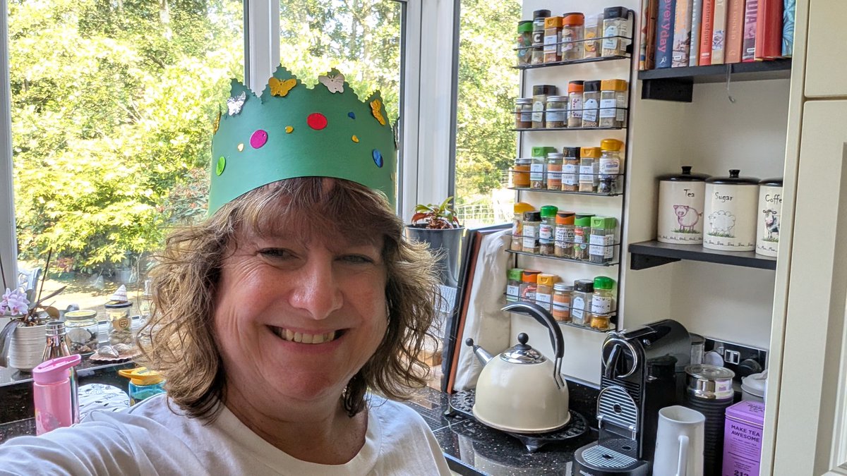 Mum has just spent 10 minutes having a serious conversation with an anglian water worker about our possible water leak looking like this.... 🤣🤣 Please note Mini Hoopup 1🩷 is here and she and mum had a game going when the said worker knocked on the door #BTPosse