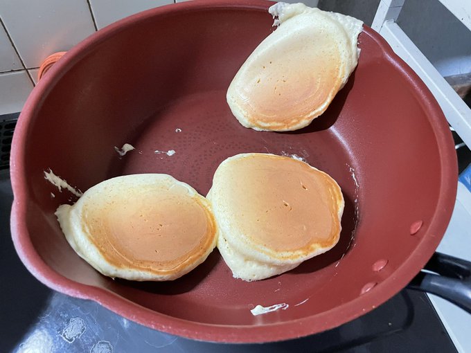 なんでお誕生日ホットケーキかと言うと病気のシトの都合です!冷凍できるので!!!!🥹
本当はプリントされたケーキオーダーする予定でした
ちなみにテイク1は失敗したのでやり直しました😇
元気になったら来年はケーキ! 