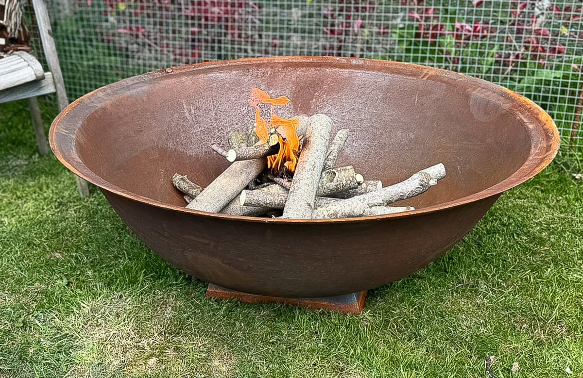 GreencoreGD's tweet photo. A stunning 4ft cast iron fire pit, featuring a natural rust patina that adds rustic charm. #firepit #castiron #gardendecor #gardening #gardencentrepiece #fire #summernights
https://t.co/Own4uxb8qu https://t.co/Yoy0khEPa1