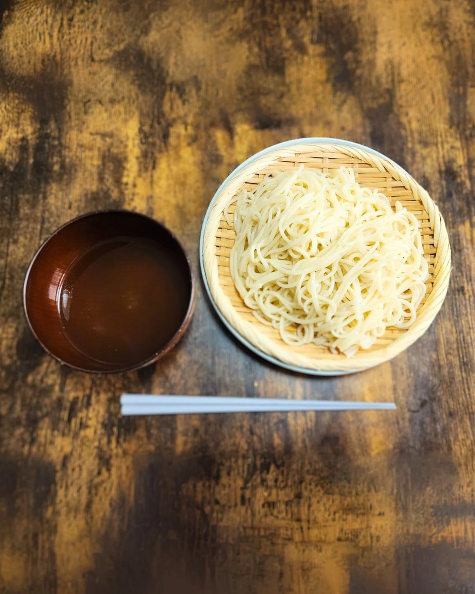 chanchanyuki10's tweet photo. #PR (@httpkurikuri)
#素麺セット
𓂃伝統製法の素麺と、完全無添加の天然だし𓂃

この度、【半田手延べそうめん＆天然だしセット】をお試しさせて頂きました☺️

今回、私は昼食時に召し上がらせて頂きました🍚

半田手延そうめんは、徳島県の伝統製法で作られた太麺が特徴のそうめんです。
実際に食べてみると、まるでざるうどんのようなしっかりとした麺に、つるりとした喉越し。
なのに麺はつるりとしていて、非常に食べやすい…！！
こんなそうめんがあるのかと、非常に驚きました👀
正直なところ、私は普段そこまでそうめんを好んで食べる方ではないのですが、こちらのそうめんはかなり美味しかったです👌🏻

また、完全無添加で天然素材である玄人だしは、パックタイプのお出汁で、料理初心者でも気軽にお出汁をとることが出来ました。
私には少し薄味に感じた為、ほんの少し薄口醤油で味を整えて食べたところ、美味しい麺つゆに仕上がりました😊
甘みはないので、好みで砂糖やみりんを加えても良いかもしれません☺️

こちら離乳食後期の息子にも食べさせてあげたのですが、喜んで食べてくれたのが嬉しかったです👶🏻
(茹で時間2倍、麺は細かく刻む、出汁にとろみ付け済)

これからのシーズン、贈答用は勿論、ご自身で召し上がるにもピッタリなそうめんギフト🎁
是非チェックしてみて下さい🤍

#半田手延べそうめん #天然だし #本物の素麺 #玄人はだし #ご褒美ごはん #贈り物におすすめ