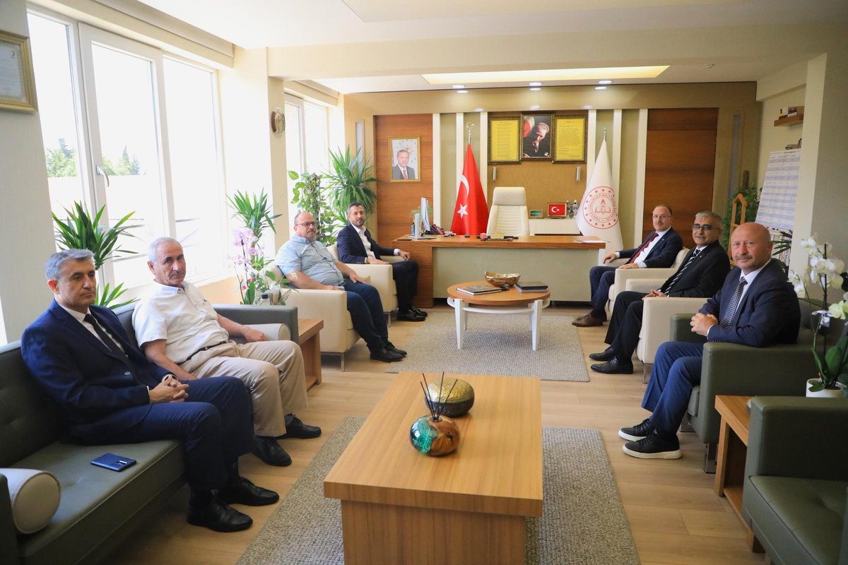 Bugün Ak Parti İlçe Başkanımız Ahmet SÖKER, Başkan Yardımcısı Ali AY ve Şube Müdürlerimizle birlikte İl Milli Eğitim Müdürümüz Sayın Mehmet Yasin Eriş 'e hayırlı olsun ziyaretinde bulunduk. Sayın müdürümüze  ev sahipliği ve hoş sohbeti için çok teşekkür ediyorum.