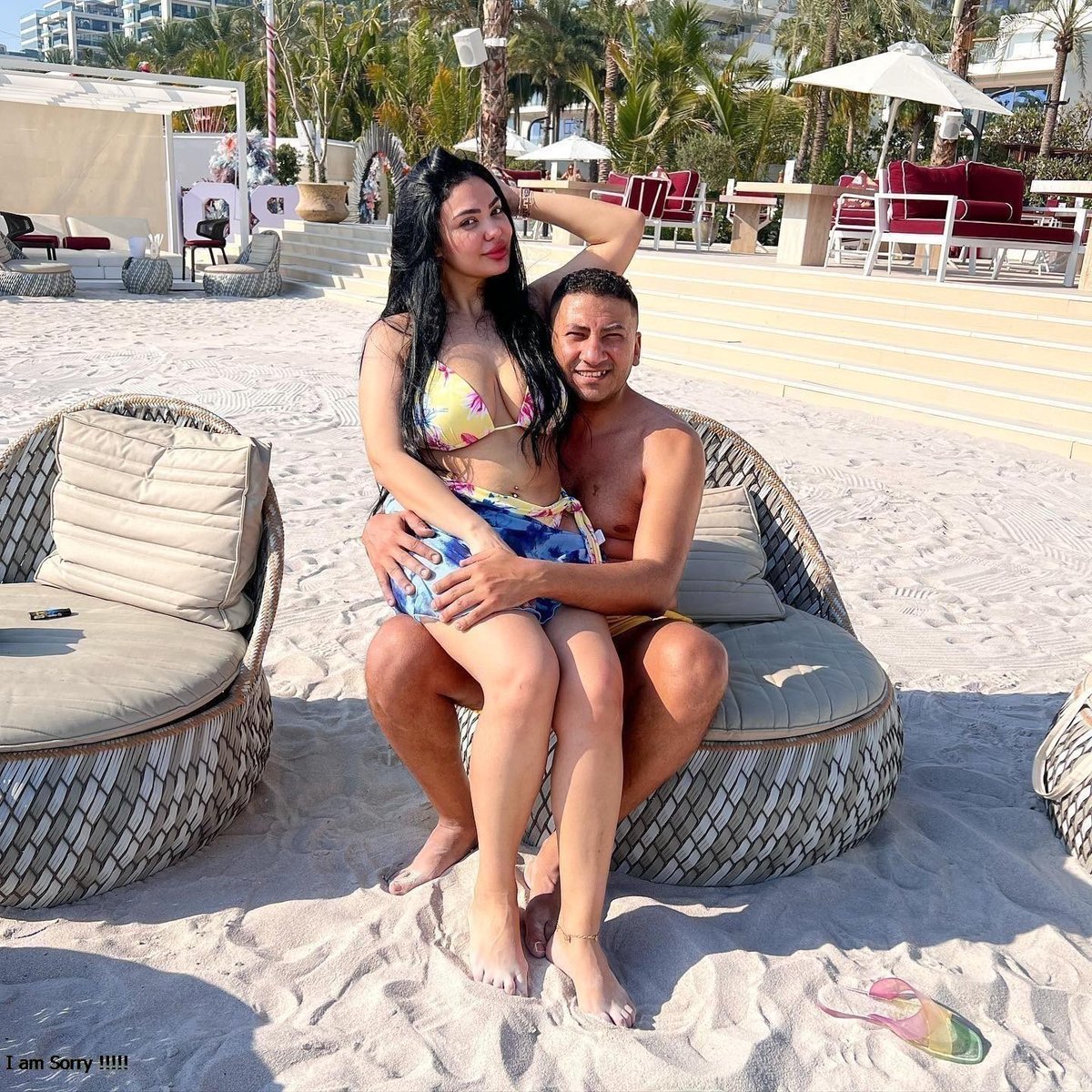 التحرر مثل الأفلام الإباحيه ينكروها في العلن ويدمنونها في الخفاء 
من ينكر أنه يستمتع للنظر لإمرأه في البكيني ولاكن ينكر ذلك أمام الناس ويقول كيف تخرج هكذا وعندما يبقي وحيدا يتغزل بها ويستعيد تلك النظرات 
كذلك هو المجتمع يتجسد في هيئه منافق
كن أنت المخلص في مجتمع ملئ بالنفاق