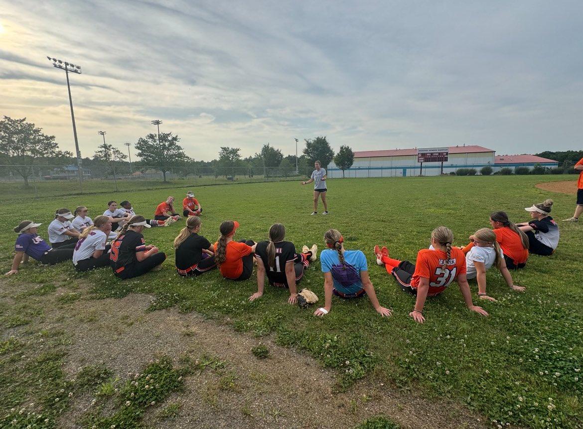 KatelynCheely10's tweet photo. Thank you @alyssajones2024 for the advice and guidance on the recruitment process. We enjoyed having you hang out at practice last night along with sharing your knowledge of the game!
#BirdsofClay π¦ @Unity_Hagen2728 @OspreySB https://t.co/yWNCMtIthl