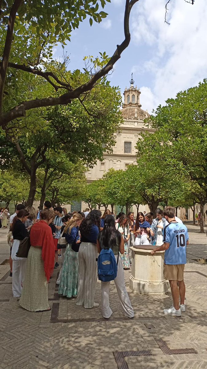 Otro curso más, un grupo de 28 alumnas y alumnos de 2º de Bachillerato del IES San Benito vuelve a disfrutar durante una semana del rico patrimonio que alberga Andalucía, en concreto de las ciudades de Sevilla, Córdoba y Granada. 

¡Gran broche a un curso repleto de aprendizajes!
