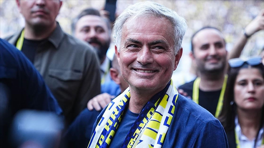 forumfbcom's tweet photo. 🚨 Fenerbahçe, Jose Mourinho ile yola devam kararı aldı. @yagosabuncuoglu