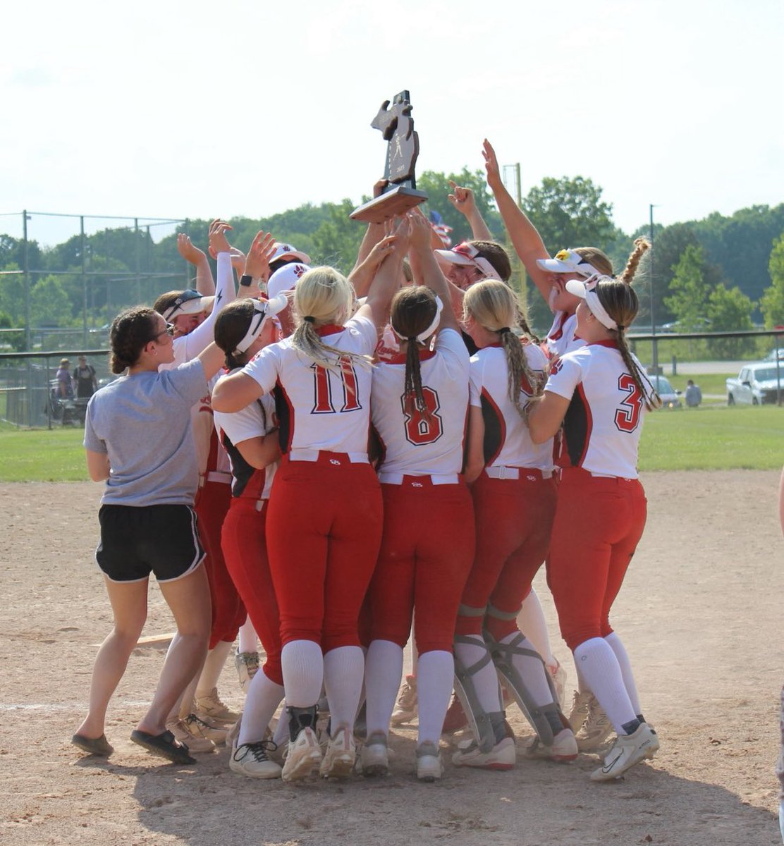 peytonstahr1's tweet photo. Bittersweet ending to my Junior season, losing by 1 run in the state quarterfinals. Great season with the best group of girls being District and Regional champs! I can’t wait for year 4! @Turnin2W @Turnin2Softball @WVWCSoftball 
.403 Batting Average
36 1B
11 2B
5 Hr
32 RBI’s https://t.co/11c0T33q8F