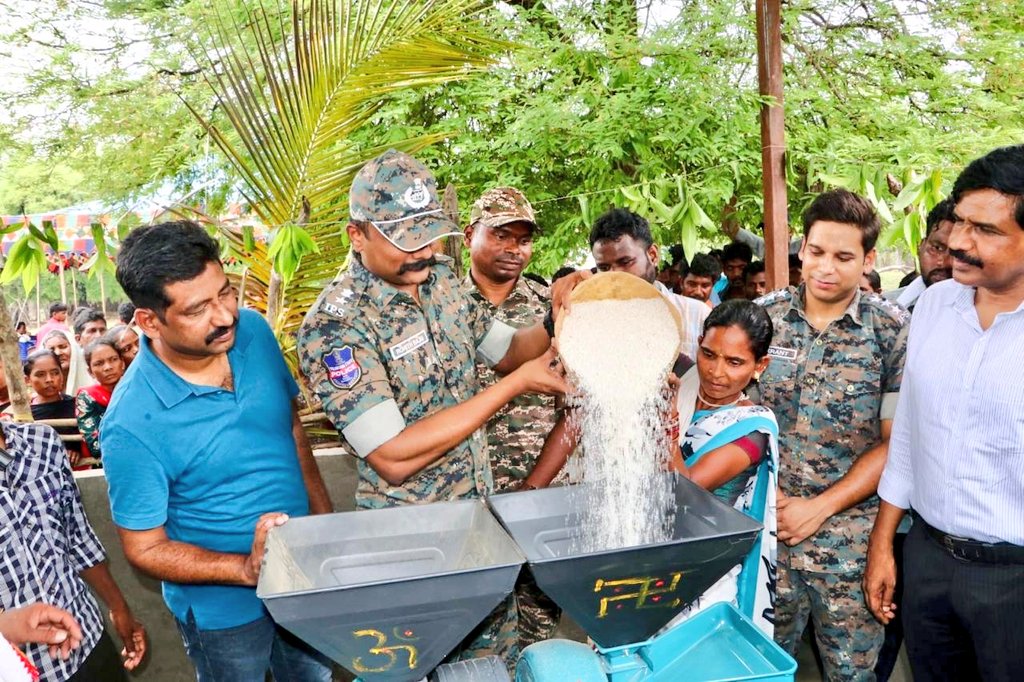 SpKothagudem's tweet photo. As a part of development activities in LWE affected areas ,distributed 20 mini rice mills worth 50 lakhs in cherla mandal ,to make tribal hamlets self reliant.
@TelanganaCOPs
@TelanganaDGP https://t.co/wBb9yc6RSA