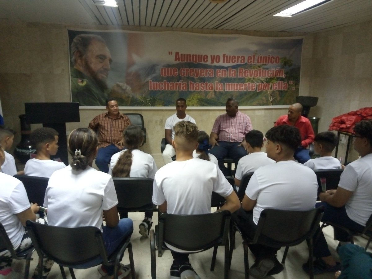 juanmendoza89's tweet photo. Máximas autoridades de #Camagüey, encabezadas por @WalterNoris, primer secretario @PartidoPCC y el gobernador @JorgeSutil2, intercambian con delegación agramontina a Asamblea 64 Aniversario de la @OPJMCuba. 
#PorCamagüeyTodo 
@ChabeliAre1 @LianHeinier @UJCCamagueyana @UJCdeCuba https://t.co/Prp5cWsx1k