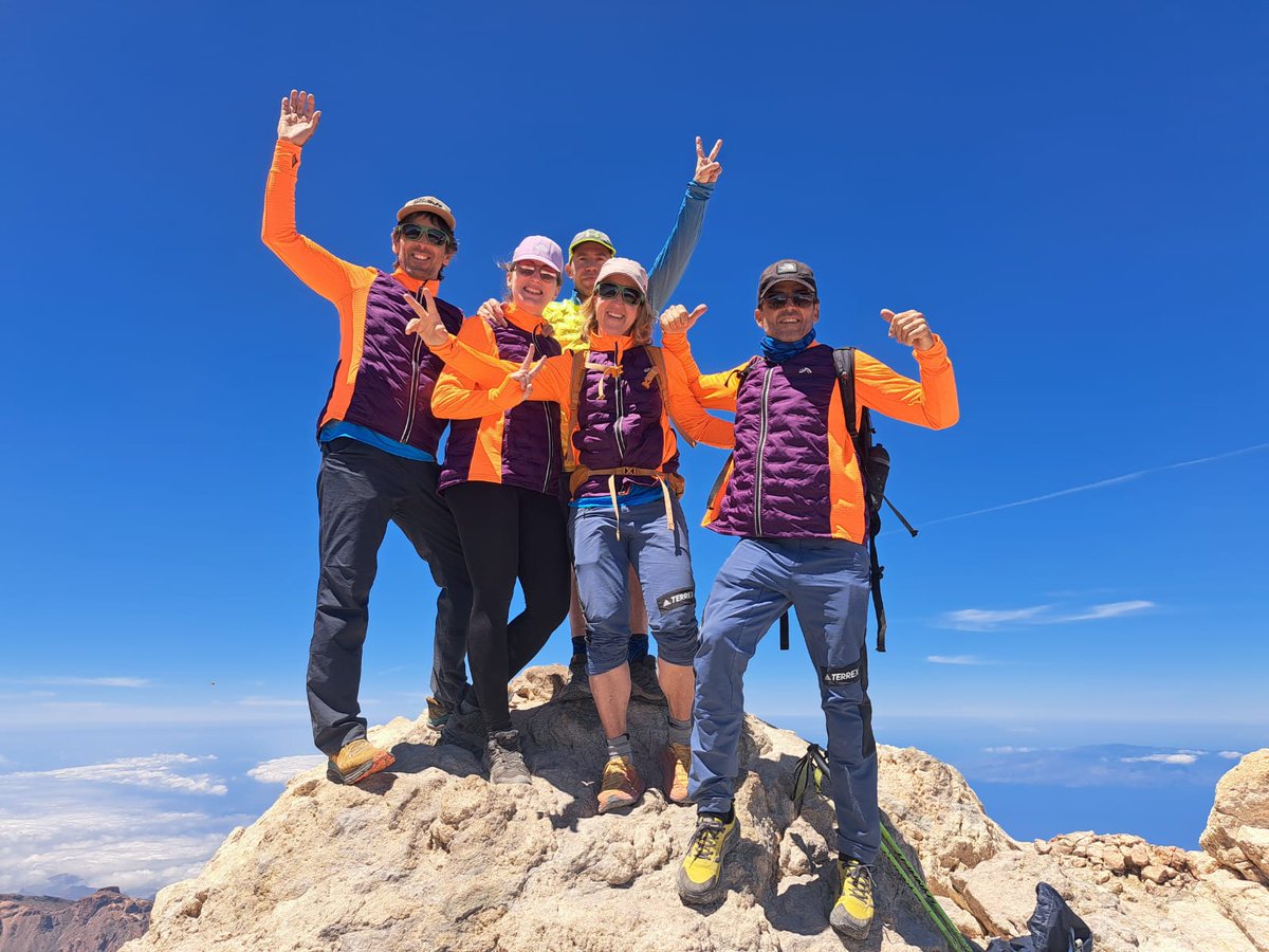 Cáncer de Pulmón (@aeacap) on Twitter photo 🔵🫁 Pacientes de #cáncerdepulmón han coronado este miércoles el Pico del Teide (3.717 metros) en las #IslasCanarias
➡️ Esta iniciativa forma parte del <a href="/ProyectoAPulmon/">Proyecto A Pulmon</a>, que tiene como objetivo fomentar el deporte de montaña entre las personas afectadas por la enfermedad 🔵🫁 Pacientes de #cáncerdepulmón han coronado este miércoles el Pico del Teide (3.717 metros) en las #IslasCanarias
➡️ Esta iniciativa forma parte del <a href="/ProyectoAPulmon/">Proyecto A Pulmon</a>, que tiene como objetivo fomentar el deporte de montaña entre las personas afectadas por la enfermedad