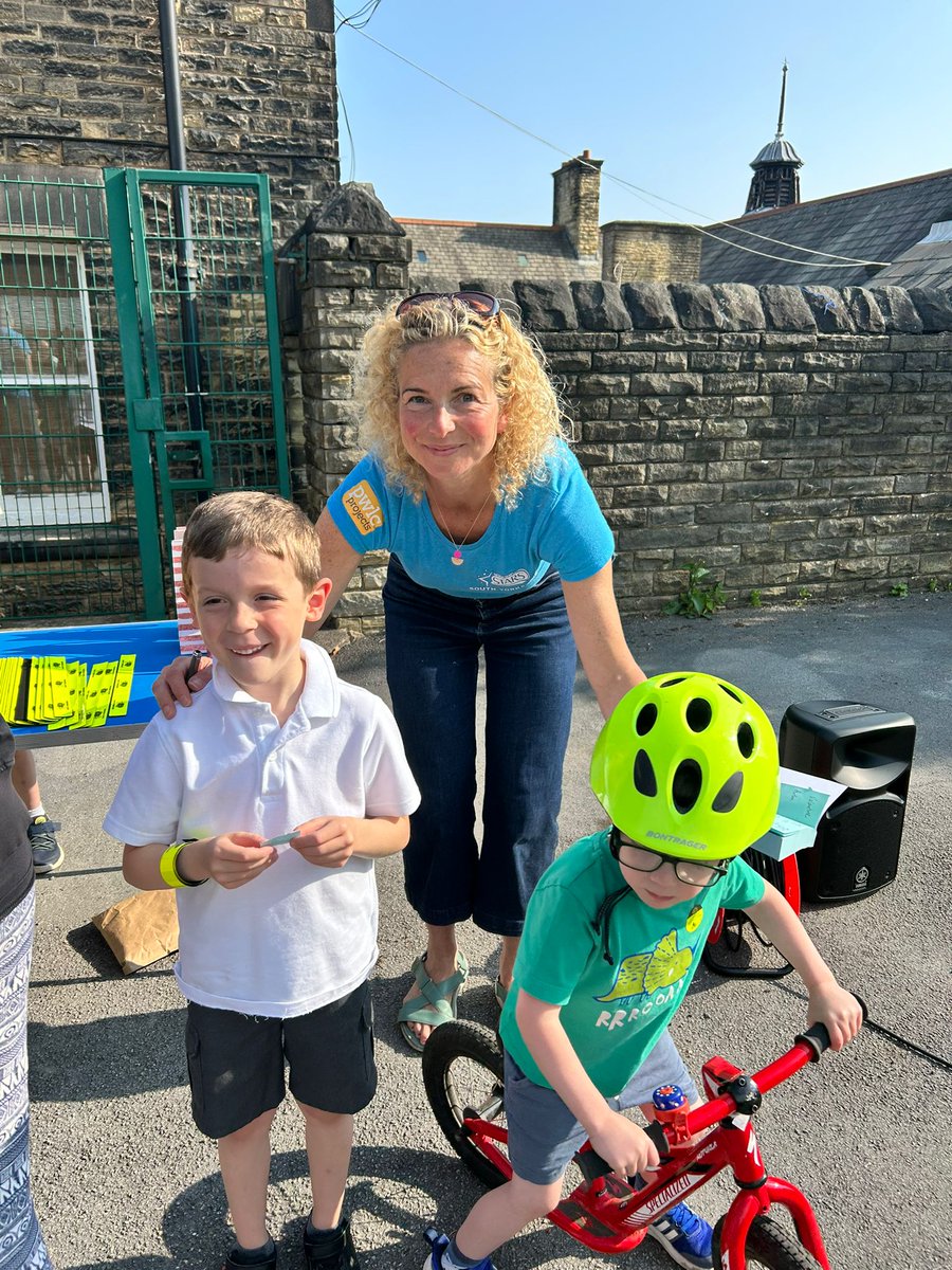 SY_STARSAwards's tweet image. @CarfieldPrimary opened their #BikeBarn today w/ a #WheelieWednesday #ActiveTravelBreakfast, w/ 65 pupils arriving on scooters, bikes and skateboards &amp;amp; the Junior Road Safety Officers giving out fruit, reflective slapbands &amp;amp; a raffle ticket to win a goodie bag!

~ SY Stars Team