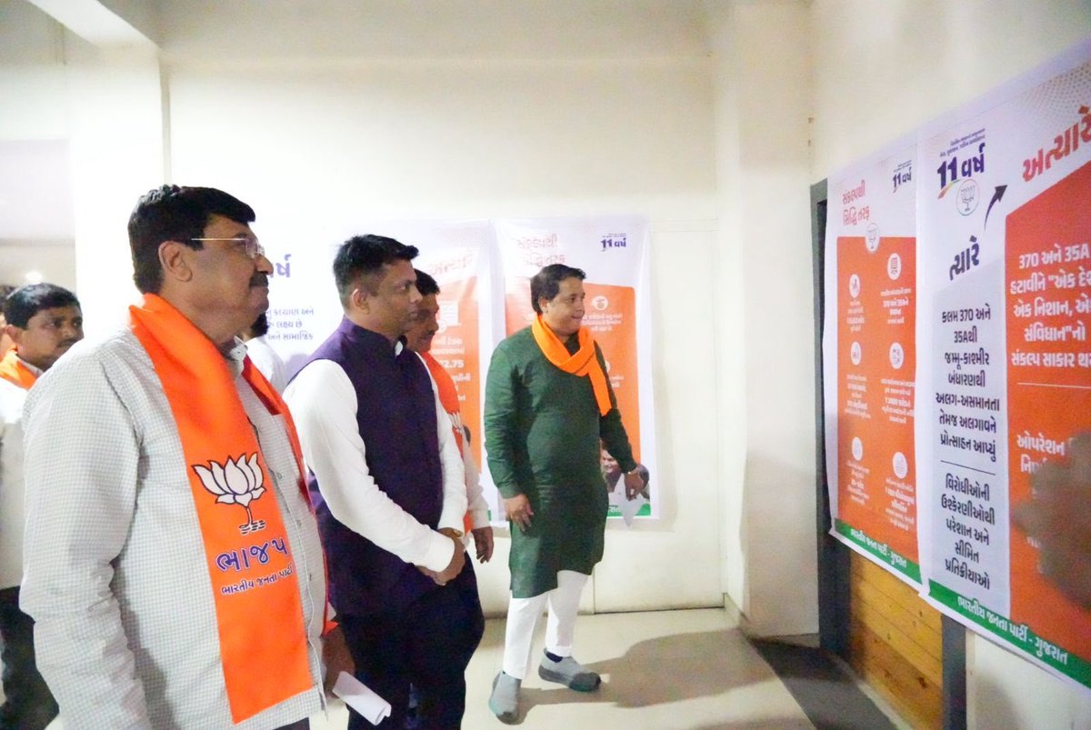 shilpeshD's tweet photo. માનનીય વડાપ્રધાન શ્રી નરેન્દ્રભાઈ મોદીના નેતૃત્વમાં કેન્દ્ર સરકારના સેવા, સુશાસન અને ગરીબ કલ્યાણના 11 વર્ષ પૂર્ણ થવા પ્રસંગે આજે વલસાડ જિલ્લાના મોરારજી દેસાઈ ઓડીટોરિયમ હોલ ખાતે “પ્રોફેશનલ મીટ”નું આયોજન કરવામાં આવ્યું હતું.

આ કાર્યક્રમમાં મુખ્ય વક્તાઓ તરીકે લોકસભાના દંડક તથા વલસાડના લોકપ્રિય સાંસદ શ્રી ધવલભાઈ પટેલ અને **શ્રી નિરંજન ઝાજમેરા (પૂર્વ મેયર, સુરત મહાનગર)**એ ઉદ્યોગકારો સાથે સંવાદ સાધ્યો તથા કેન્દ્ર સરકારના વિકાસમૂખી કાર્ય વિશે વિશદ માહિતી આપી.

આ પ્રસંગે જિલ્લા ભાજપ પ્રમુખ શ્રી હેમંતભાઈ કંસારા, જિલ્લા પંચાયત પ્રમુખ શ્રી મનહરભાઈ પટેલ, વલસાડના ધારાસભ્ય શ્રી ભરતભાઈ પટેલ તેમજ સાથી મહામંત્રીશ્રીઓ, ઉપાધ્યક્ષશ્રીઓ અને સંગઠનના હોદ્દેદારો ઉપસ્થિત રહ્યા હતા.

કાર્યક્રમમાં ઉદ્યોગપતિઓ, ડોકટરો, એડવોકેટ્સ તથા વિવિધ વ્યવસાયિક ક્ષેત્રોના પ્રતિનિધિઓની ઉપસ્થિતિ નોંધપાત્ર રહી, જેમણે ઔદ્યોગિક વિકાસ અને રાષ્ટ્રીય નિર્માણ વિષયક વિચારોમાં સહભાગી બની આજના ભારતના વિકાસ યાત્રાને વધુ મજબૂતી આપી.