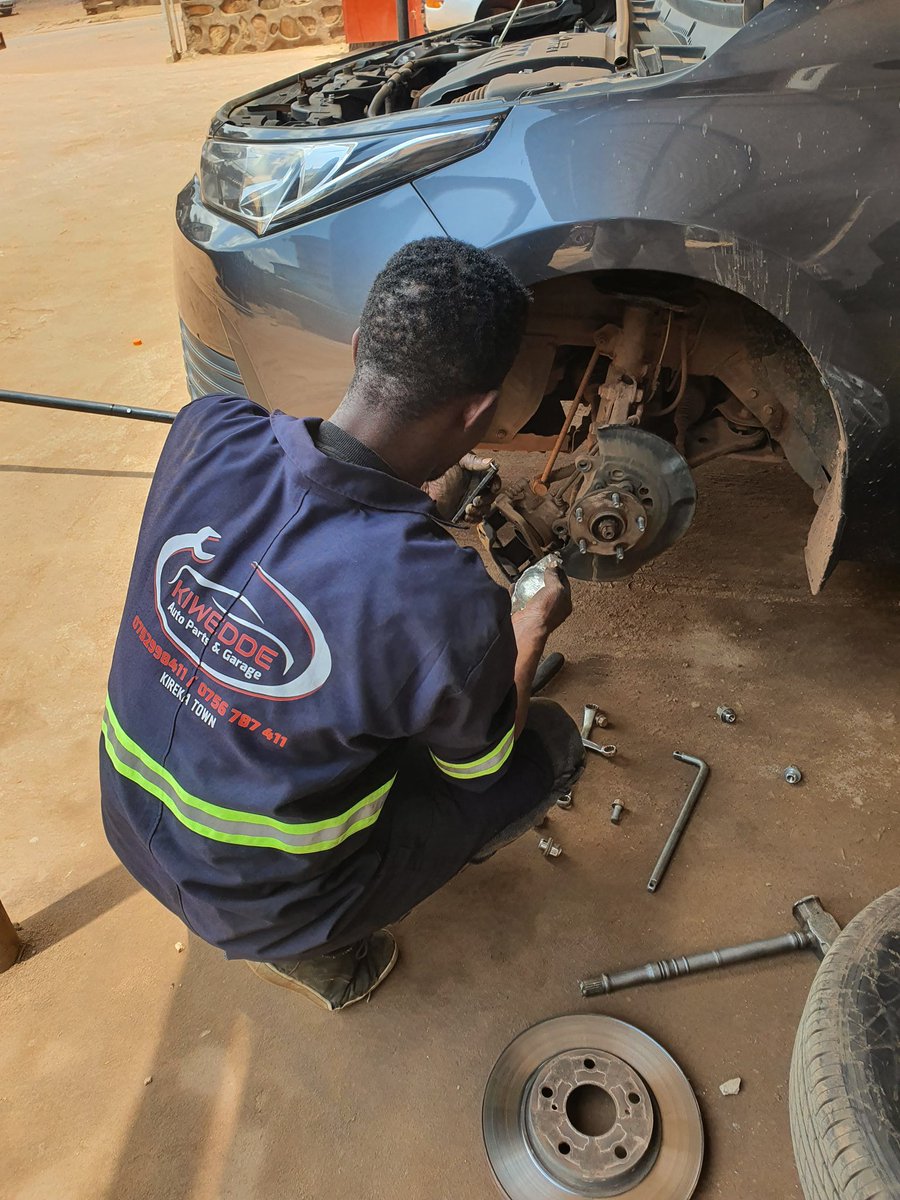 Enan_Rwaboona's tweet photo. 🛠️ AFTER A LONG DAY… YOUR CAR DESERVES A BREAK TOO! 🛠️

Whether it’s a rough engine, squeaky brakes, or just a routine check-up,
@KiweddeGarage is here — even after hours.

📍 Location: Kireka -Namboole Road
📞 Call/WhatsApp: 0756 787 411 https://t.co/NuOdci970Z