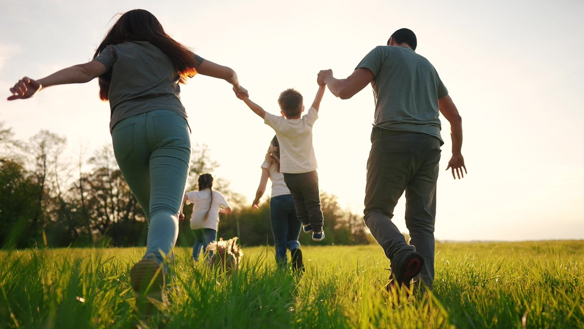 From hanging on monkey bars, to going down slides, play is essential for growth and creativity! On #InternationalDayofPlay head to a park and make memories with your kids. Don’t miss Canada’s largest playground at Mooney’s Bay in Ottawa. What’s your favourite playground game?🌳