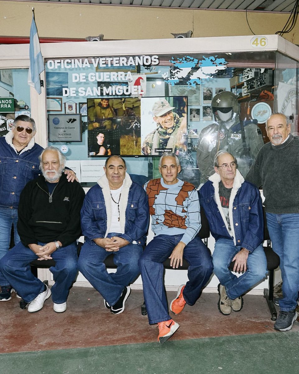 revistapola's tweet photo. La marca patagónica de indumentaria Limay realizó su última campaña con los Veteranos de Guerra de Malvinas de San Miguel. Ellos son Julio Lemercier, Oscar Dramicino, Sergio de la Fuente, Oscar Fredes, Julio Lago y Horacio Graneros fotografiados por Martín Pisotti. https://t.co/bhicKF3Oci