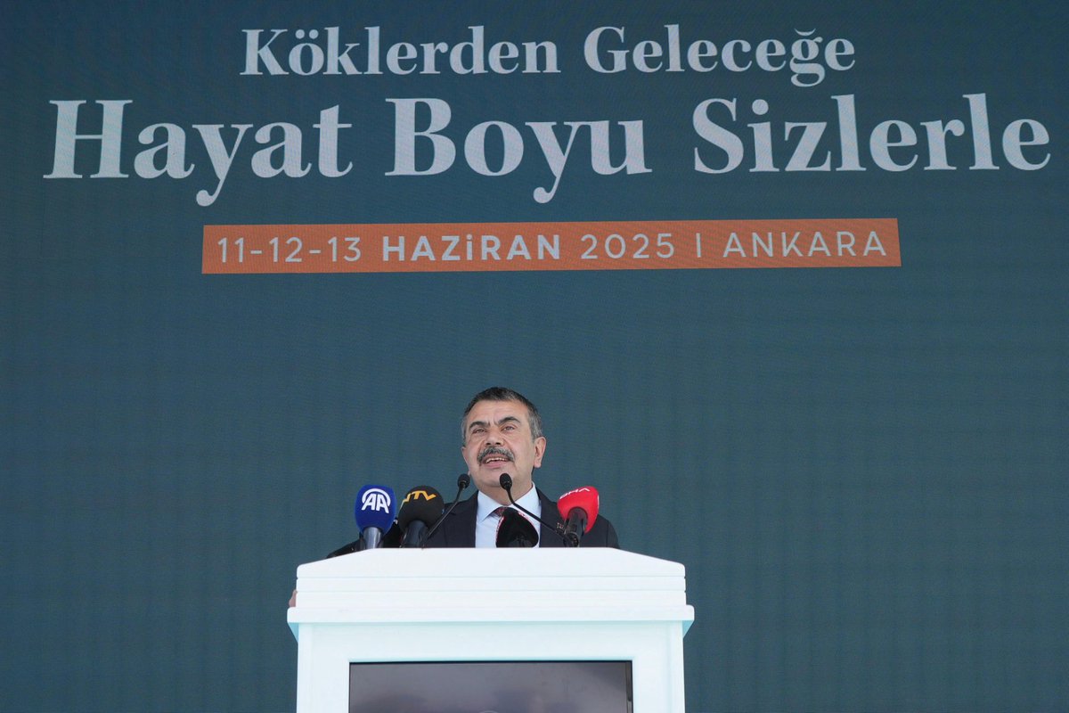 tcmeb's tweet photo. “Hayat Boyu Öğrenme Festivali”, Yoğun İlgi ve Birbirinden Renkli Etkinliklerle Ankara’da Başladı

Millî Eğitim Bakanı @Yusuf__Tekin: Kültürel ve manevi değerlerimizi, birlikteliğimizi koruyacak, gelecek kuşaklara aksettirecek çalışmaları hayat boyu öğrenme kapsamında da yürütmeye özen gösteriyoruz.

Bu ülkenin sorunlarını aşmış ve birbirine kenetlenmiş biçimde, önümüzdeki yüzyılı “Türkiye Yüzyılı” yapacak şekilde yoğun çaba içinde çalışıp nesiller yetiştirmeye devam edeceğiz inşallah…

📍Başkent Millet Bahçesi

👉🏻 https://t.co/p4Xp699AkR