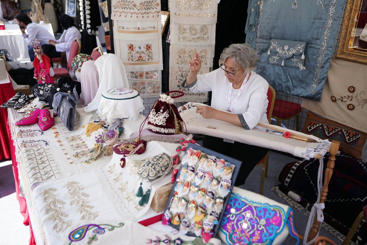tcmeb's tweet photo. “Hayat Boyu Öğrenme Festivali”, Yoğun İlgi ve Birbirinden Renkli Etkinliklerle Ankara’da Başladı

Millî Eğitim Bakanı @Yusuf__Tekin: Kültürel ve manevi değerlerimizi, birlikteliğimizi koruyacak, gelecek kuşaklara aksettirecek çalışmaları hayat boyu öğrenme kapsamında da yürütmeye özen gösteriyoruz.

Bu ülkenin sorunlarını aşmış ve birbirine kenetlenmiş biçimde, önümüzdeki yüzyılı “Türkiye Yüzyılı” yapacak şekilde yoğun çaba içinde çalışıp nesiller yetiştirmeye devam edeceğiz inşallah…

📍Başkent Millet Bahçesi

👉🏻 https://t.co/p4Xp699AkR