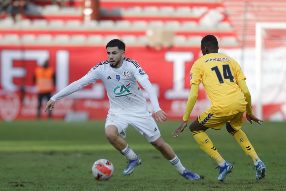 𝐒𝐭𝐫𝐚𝐭𝐚 𝐢𝐧𝐭𝐞́𝐫𝐞𝐬𝐬𝐞 𝐒𝐚𝐢𝐧𝐭𝐞́ ? 

Le latéral droit d’Ajaccio, Anthony Strata (20 ans), serait dans le viseur des dirigeants stéphanois. ✍️

🔍 Profil jeune, prometteur et formé en Corse, il pourrait venir renforcer le couloir droit de la défense pour la saison.