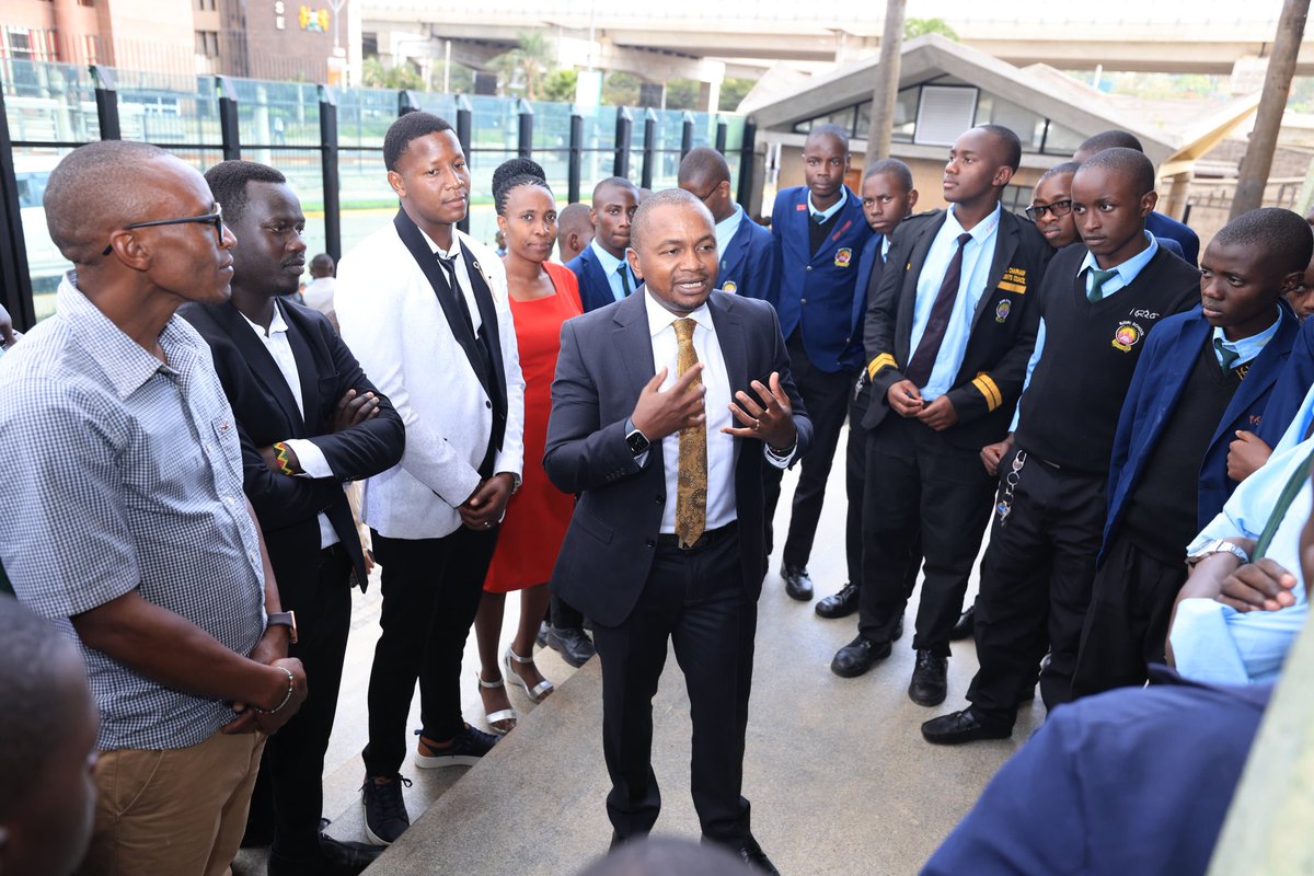 Inspiring a generation is the only right thing to do. Earlier today, when I hosted students from Njiiri School, Kangari Ward, I loved the spirit of learning that our younger generation has. 
We must equip them to take the helm when it's their time.  
#TunyorokieKigumo