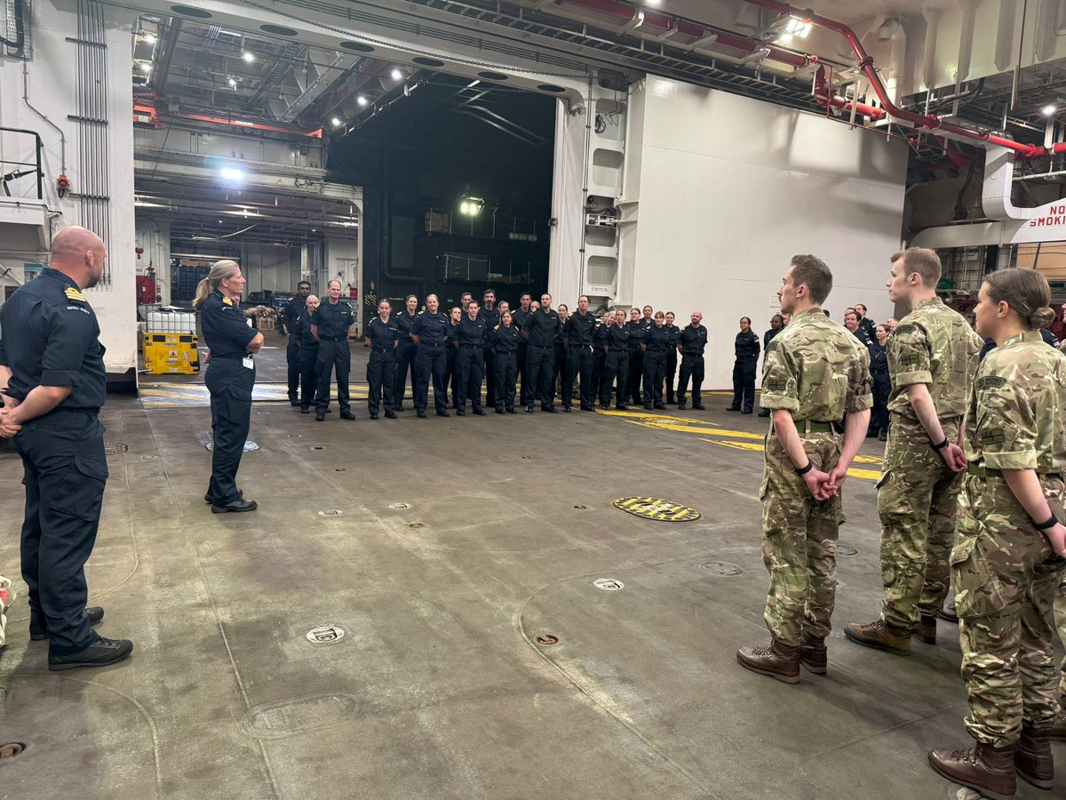 CdreAHofman's tweet image. Great to spend time with our brilliant @RoyalNavy and wider @DMS_MilMed clinicians and @RMBandService onboard @RFAArgus as we reorientate the Role 3 Hospital Team to the platform, so much enthusiasm, teamwork and learning, Thank you as always to the RFA for your hospitality.