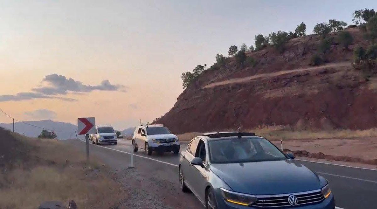 #ÜmitÖzdağaÖzgürlük
Bu cakarli araç,hain bölücü örgüt üyesinin tahliyesi sonrası çekilmiş foto;
Bölünmez bütünlüğümüzü savunan Ümit Özdag yaklaşık 5 aydır hukuksuz şekilde iceride‼️