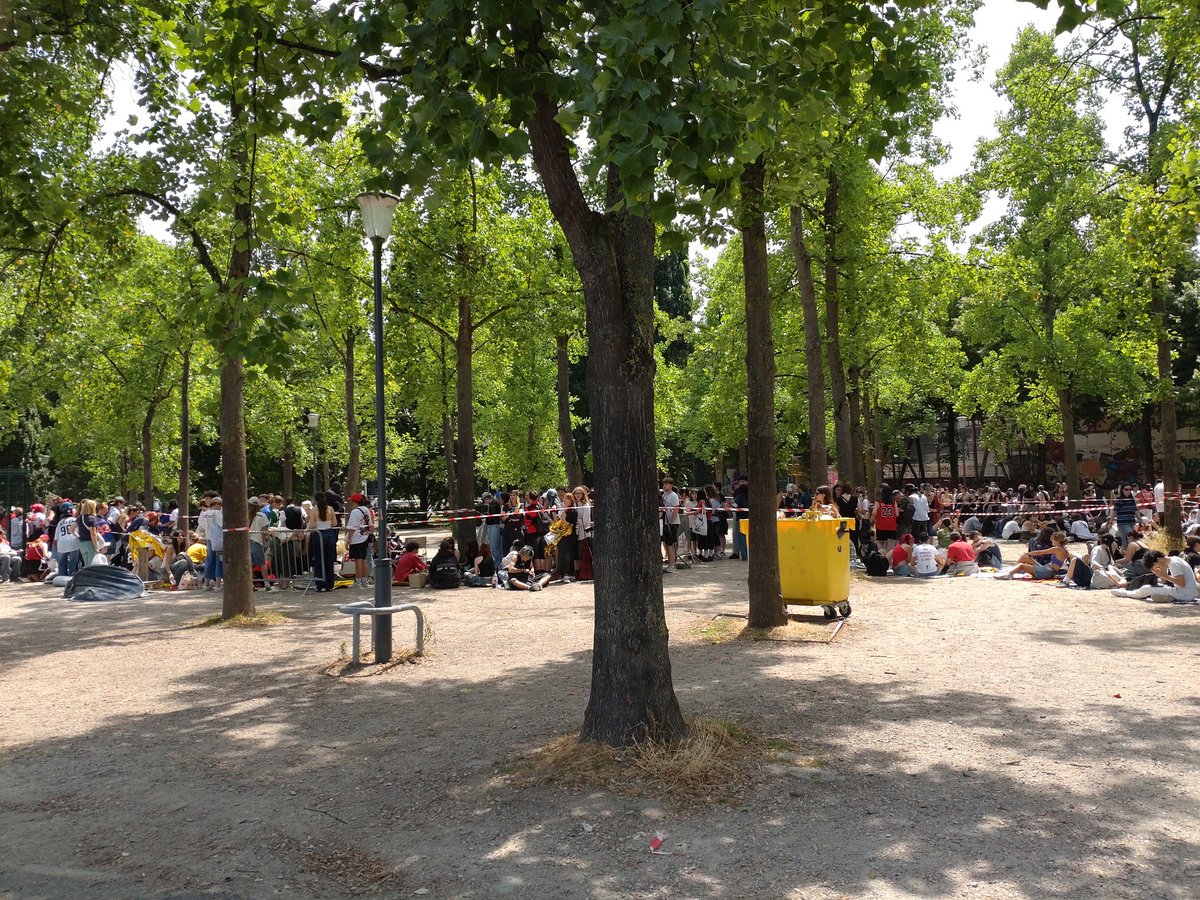 Vlad57950's tweet photo. Quelle drôle d'idée d'être parti pour Paris (gare routière de Bercy Seine) en Flixbus... Le jour du concert de Billie Eilish 🤣 La file d'attente devant l'Arena était effrayante, tout du long de la gare routière ! https://t.co/5Zak7cGsqH