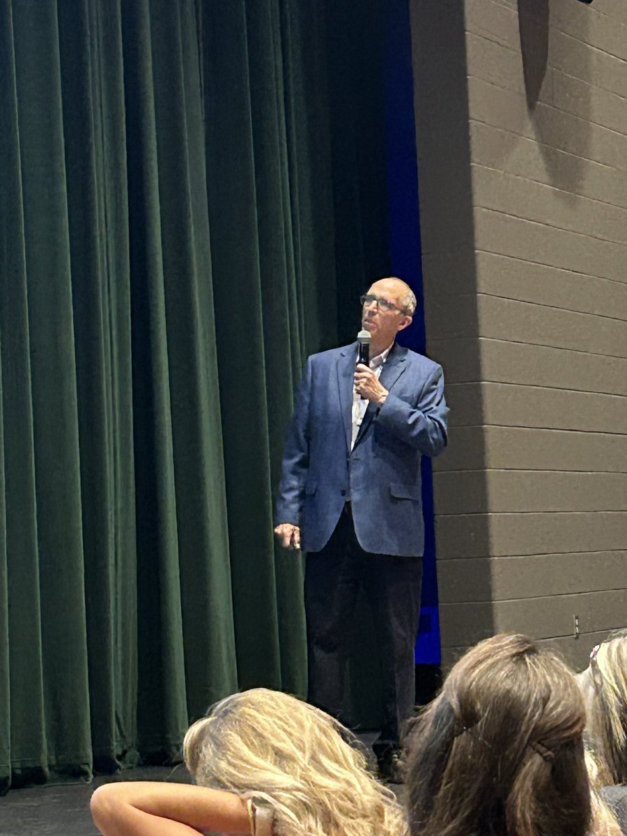 3jonesgirls's tweet image. Keynote speaker, Dan Rothstein,  led a session on developing student empowerment through developing questioning skills through the RQI technique. We were gifted his book for free too! #chaching 💫🙋🏼🙋🏼‍♀️Thank you @KyCharge @KEDC1 @KEDCGrants #KEDCgrants