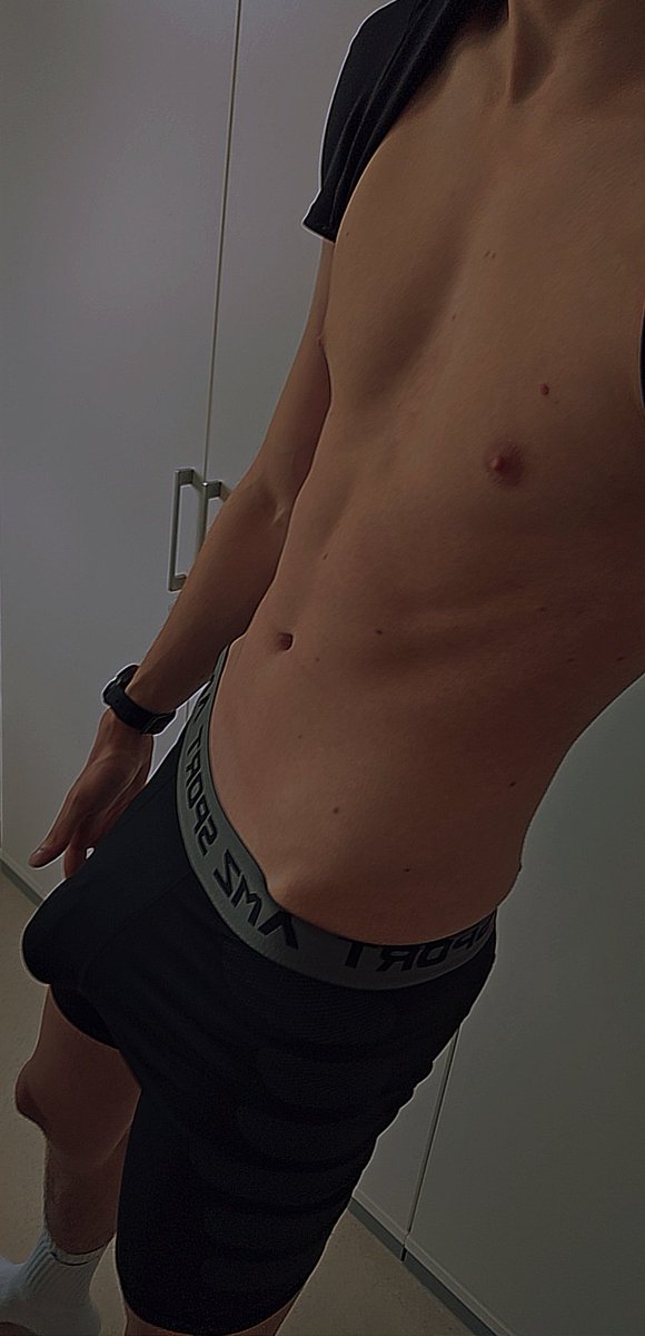 RT! Then you are allowed to take a deep sniff from my sweaty Gymwear 🥵

When you're a good sub I might let you play with my Bulge 😈