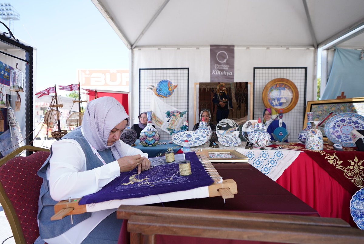 Yusuf__Tekin's tweet photo. 📍Ankara/ Altındağ Millet Bahçesi

2025 Hayat Boyu Öğrenme Festivali Açılış Programı'na katıldık, kursiyerlerimizin ilham veren hikâyelerine tanıklık ettik, usta öğreticilerimizin ve sanatkârlarımızın maharetli ellerinden çıkan eserleri inceleme imkânı bulduk.

Bakanlık olarak hayat boyu öğrenmeyi, çağımızın getirdiği değişimlere uyum sağlamanın, bireysel ve toplumsal gelişimi sürekli kılmanın çıkış noktası kabul ediyoruz. Halk eğitimi merkezlerimizle, olgunlaşma enstitülerimizle, açık öğretim okullarımızla ve HEMBA platformumuzla yaygın eğitimlerimizi vatandaşlarımızla buluşturmaya devam edeceğiz.

Bu vesileyle, 2025 Hayat Boyu Öğrenme Festivalimizin hayırlara vesile olmasını diliyor, emeği geçen herkese şükranlarımı sunuyorum.