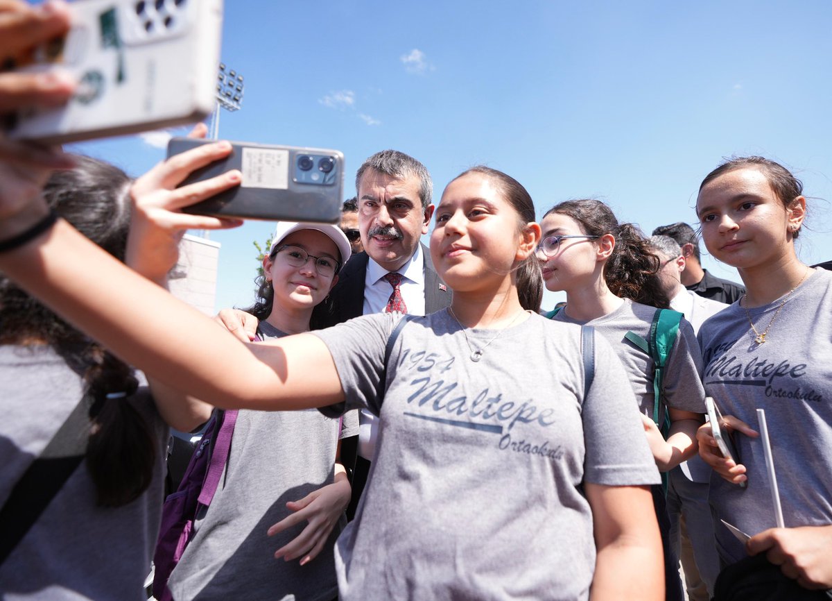 Yusuf__Tekin's tweet photo. 📍Ankara/ Altındağ Millet Bahçesi

2025 Hayat Boyu Öğrenme Festivali Açılış Programı'na katıldık, kursiyerlerimizin ilham veren hikâyelerine tanıklık ettik, usta öğreticilerimizin ve sanatkârlarımızın maharetli ellerinden çıkan eserleri inceleme imkânı bulduk.

Bakanlık olarak hayat boyu öğrenmeyi, çağımızın getirdiği değişimlere uyum sağlamanın, bireysel ve toplumsal gelişimi sürekli kılmanın çıkış noktası kabul ediyoruz. Halk eğitimi merkezlerimizle, olgunlaşma enstitülerimizle, açık öğretim okullarımızla ve HEMBA platformumuzla yaygın eğitimlerimizi vatandaşlarımızla buluşturmaya devam edeceğiz.

Bu vesileyle, 2025 Hayat Boyu Öğrenme Festivalimizin hayırlara vesile olmasını diliyor, emeği geçen herkese şükranlarımı sunuyorum.