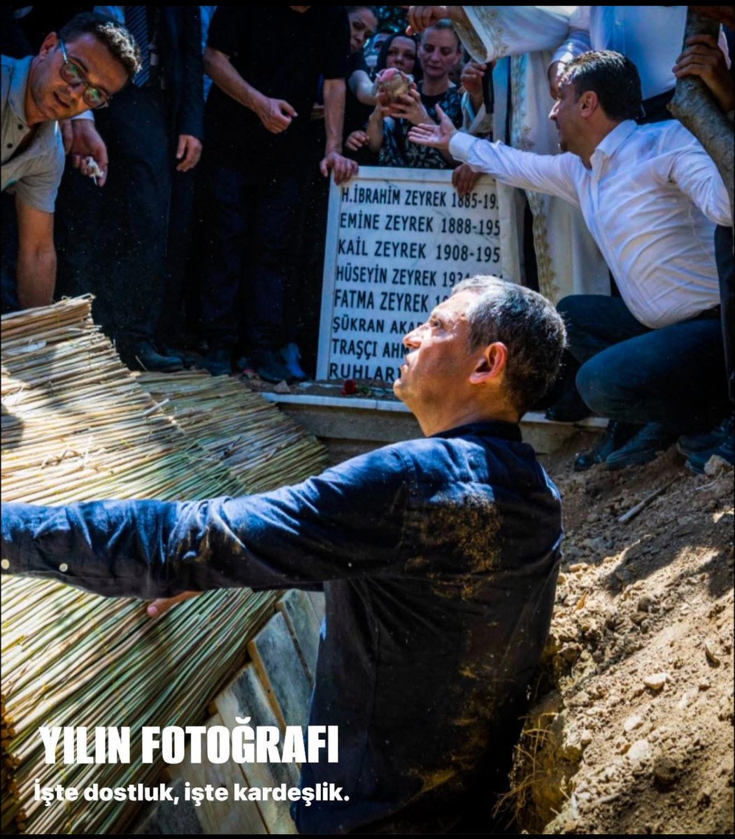 Bir Güzel insan...

Bugün cenazedeki konuşmasını dinledim. Hıçkıra hıçkıra ağladı… O ağladı, ben ağladım… Öyle içten, öyle gerçek, öyle çaresiz ve öyle tarifsiz bir acıydı ki gördüğüm… Anca yaşayan bilir bu duyguları…
Sonra düşünmeye başladım;
Bu adam siyaset tarihimizde