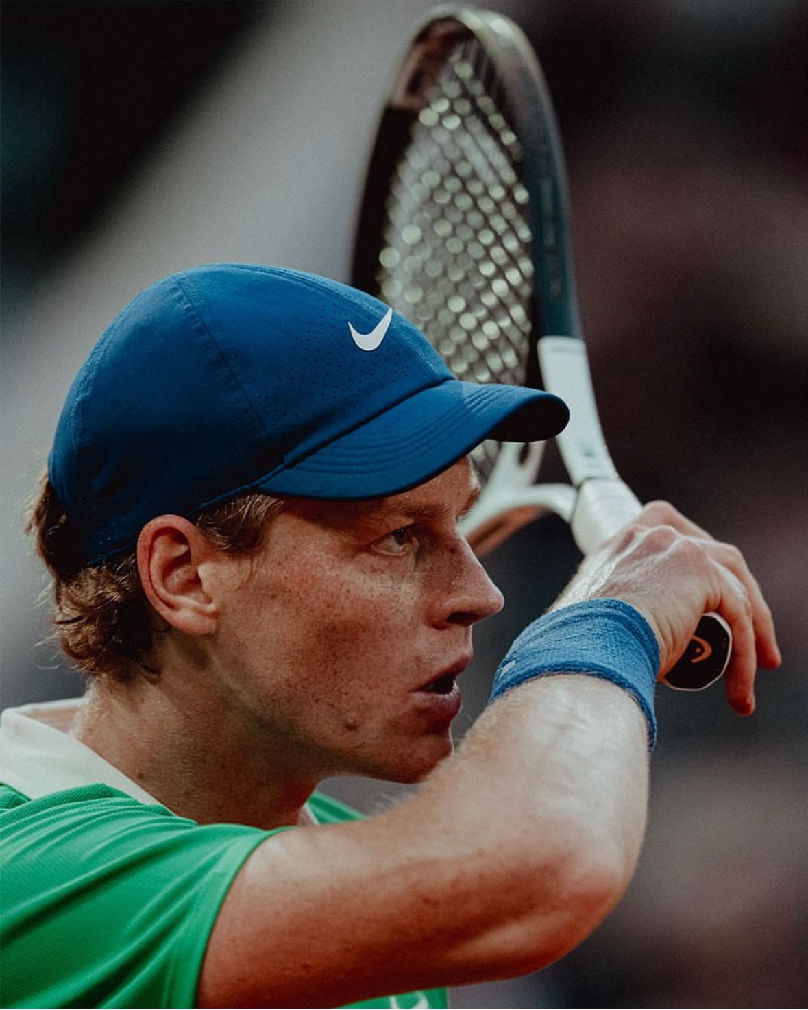 GtLG_ZdXMAACb2n?format=jpg&name=large Tennis Has Found Its Fallen Angel: The Photo of Sinner’s Collapse That Shook the Entire Internet