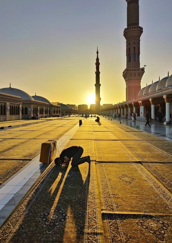 Sunset moments over the Prophet's Mosque in Medina 🕌