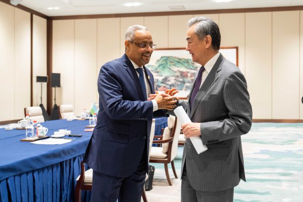 ChineAmbDjibout's tweet image. 🌸Une rencontre amicale et fructueuse entre S.E.M. Wang Yi, Membre du Bureau politique du Comité central du Parti communiste chinois et Ministre des Affaires étrangères de 🇨🇳, et S.E.M. Abdoulkader Houssein Omar, Ministre des Affaires étrangères et de la Coopération…