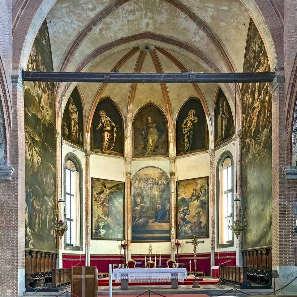 Una chiesa che custodisce l'atmosfera e la luce di #Cannaregio.

📍 Quella della Madonna dell’Orto sorge tra le calli più tranquille del sestiere, affacciata su una fondamenta dove il tempo sembra scorrere con passo più lento. La sua storia affonda le radici nel Trecento, quando