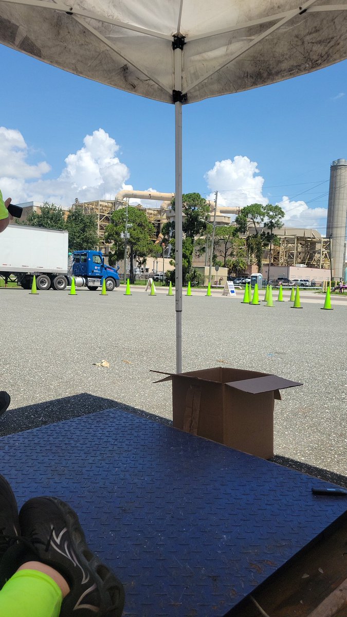 joe112108's tweet photo. It's a hot 🥵🥵 1 today! If you're working outside stat hydrated 🥤🧊🥤🧊. If you're in the ac be thankful! No matter what or who says anything remember to Smile 😁😁 https://t.co/SGGKOWQlnX