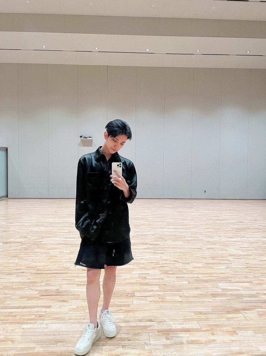 joshuaarchive's tweet photo. after 2 years 🥰 we got a new joshua mirror selca https://t.co/mft9oerTJQ