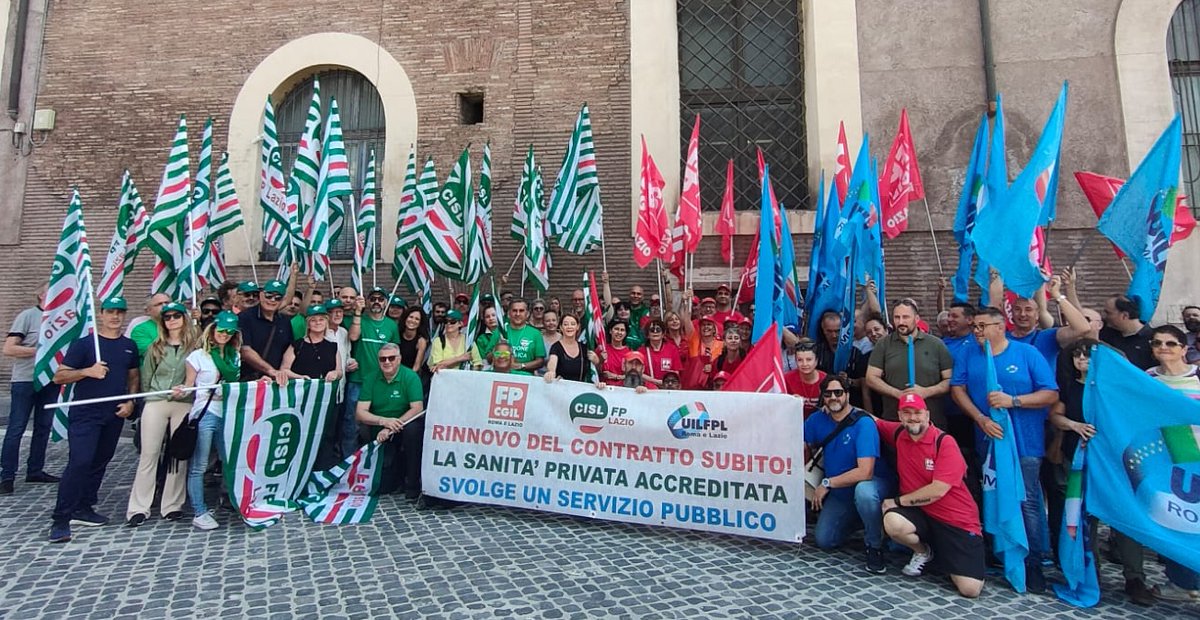 cisl_fplazio's tweet photo. #SanitàPrivata e #Rsa #Lazio. Oggi il #presidio dei #lavoratori sotto la sede della Conferenza delle #Regioni. #CgilCislUil: Chiesto con forza alle Regioni di fare pressione sul @MinisteroSalute per riaprire la #trattativa con #Aiop e #Aris sul #ContrattoSubito

#ilmiolavorovale https://t.co/N2xzBZc5CF
