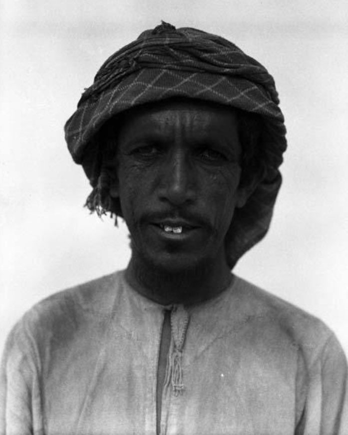 Aziz_ghunaim7's tweet image. صور لرجال في قطر
التقطت الصورة الاولى بالقرب من الدوحة والصورة الثانية بالقرب من مسيعيد بعام ١٩٥٠م بواسطة هنري فيلد
المصدر : متحف بيبودي ، جامعة هارفرد